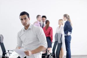 homem de negócios jovem na reunião foto