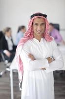 homem de negócios árabe na reunião foto