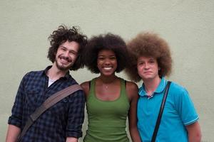 grupo multiétnico de três amigos felizes foto