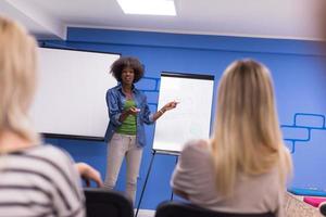 conceito de reunião de negócios corporativos de palestrante de mulher negra foto