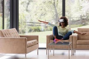 mulher negra usando óculos de fone de ouvido vr de realidade virtual