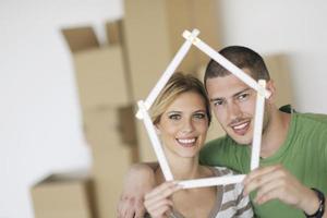 jovem casal se mudando para nova casa foto