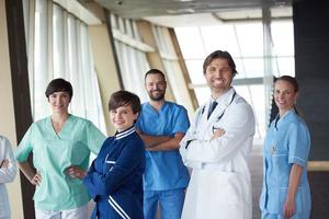 equipe de médicos caminhando foto