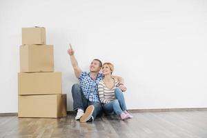 jovem casal se mudando para nova casa foto