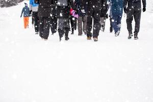 grupo de jovens caminhando pela bela paisagem de inverno foto