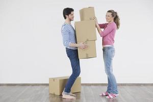 jovem casal se mudando para nova casa foto