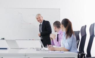 homem de negócios sênior dando uma apresentação foto