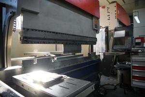 máquina de corte a plasma cnc em grande salão industrial de metal foto