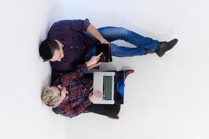 vista superior do casal trabalhando no computador portátil no escritório de inicialização foto