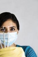jovem dentista feminina segurando instrumentos dentários na mão foto