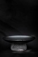 tigela com água de metal e base de pedra natural, funciona como espelho d'água, decoração, design foto