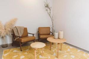 design de interiores de quarto escandinavo, com poltronas de designer e estilo de couro natural