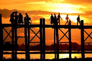 pessoas irreconhecíveis silhueta na ponte u-bein amarapura mandalay, myanmar foto