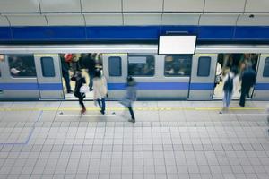 pessoas em movimento entram no transporte na estação de metro foto