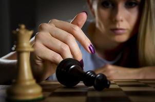 mulher rendendo seu rei no xadrez