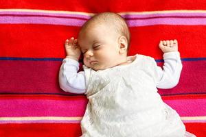 bebezinho recém-nascido 14 dias, dorme foto