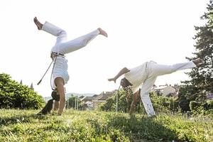 capoeira casal de acrobacias incríveis ao ar livre