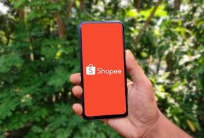 faridpur, bangladesh - logotipo shopee de 21 de setembro de 2022 na tela do laptop. maquete de laptop com logotipo do shopee, editorial ilustrativo. foto