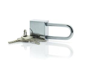 cadeado com três chaves em fundo branco foto