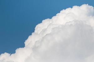 nuvens brancas no céu azul foto