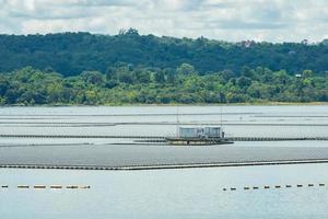 fazenda solar flutuante ou fotovoltaica flutuante. energia solar. paisagem de painéis solares flutuando na água no reservatório ou lago. tecnologia solar. energia renovável alternativa. recursos sustentáveis. foto