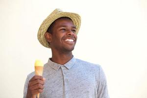 jovem sorridente segurando a casquinha de sorvete