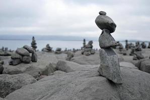 equilíbrio - pedras empilhadas na costa de reykjavik, islândia foto