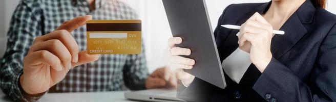 tecnologia, pessoas e conceito de compras online - homem sorridente feliz com computador tablet pc e cartão de crédito em casa foto