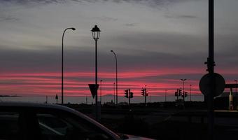 intenso pôr do sol na costa de reykjavik, islândia foto