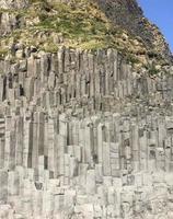 rocha de basalto na costa da Islândia foto