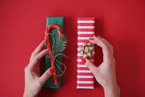 uma mulher decorando presentes e presentes para as férias de natal foto