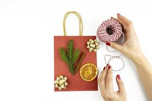 uma mulher decorando presentes para as férias de natal foto