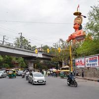 nova delhi, índia - 21 de junho de 2022 - grande estátua do senhor hanuman perto da ponte do metrô de delhi situada perto de karol bagh, delhi, índia, estátua do senhor hanuman tocando o céu foto