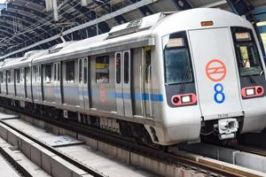 trem do metrô de delhi chegando na estação de metrô jhandewalan em nova delhi, índia, ásia, metrô público partindo da estação jhandewalan em que mais de 17 lakhs de passageiros viajam do metrô de delhi foto