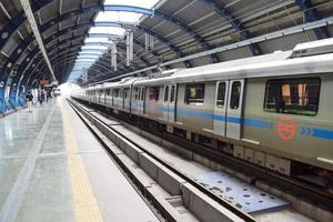 trem do metrô de delhi chegando na estação de metrô jhandewalan em nova delhi, índia, ásia, metrô público partindo da estação jhandewalan em que mais de 17 lakhs de passageiros viajam do metrô de delhi foto
