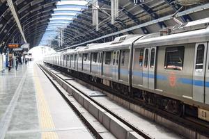 trem do metrô de delhi chegando na estação de metrô jhandewalan em nova delhi, índia, ásia, metrô público partindo da estação jhandewalan em que mais de 17 lakhs de passageiros viajam do metrô de delhi foto