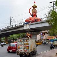 nova delhi, índia - 21 de junho de 2022 - grande estátua do senhor hanuman perto da ponte do metrô de delhi situada perto de karol bagh, delhi, índia, estátua do senhor hanuman tocando o céu foto