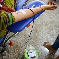 doador de sangue no campo de doação de sangue realizado com uma bola saltitante segurando na mão no templo balaji, vivek vihar, delhi, índia, imagem para o dia mundial do doador de sangue em 14 de junho de cada ano, campo de doação de sangue foto