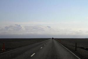 estrada vazia passando pela bela paisagem do sul da Islândia foto