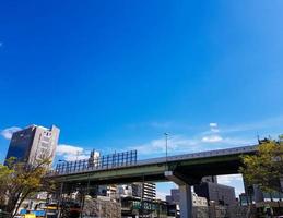 a vista lateral de uma ponte de viaduto em osaka mostra uma viga de aço de alta resistência em verde e cinza. foto