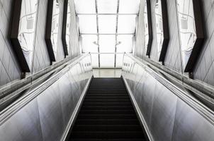 olhando para uma escada rolante em movimento na estação de metrô foto