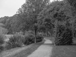 a cidade de coesfeld no rio berkel na alemanha foto