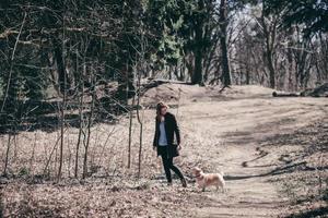 mulher caminhando com seu cachorro foto