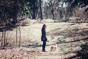 mulher caminhando com seu cachorro foto