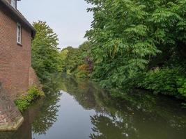 a cidade de coesfeld no rio berkel na alemanha foto