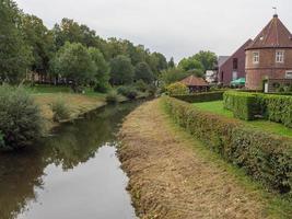 a cidade de coesfeld no rio berkel na alemanha foto