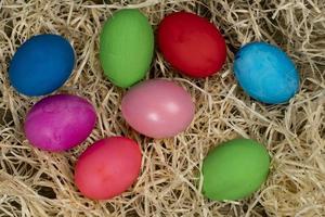 ovos coloridos simbolizando a páscoa foto
