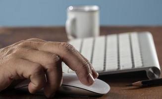 homem de negócios usando o computador. foto