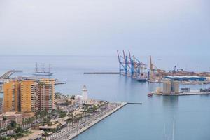 vista do porto de málaga, espanha foto