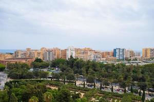 vista de toda a cidade de málaga foto